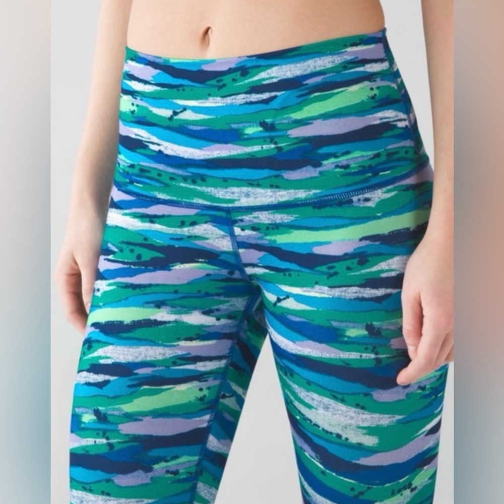 Lululemon Wunder Under Sz. 6 Vibrant Blue and Green Patterned Leggings